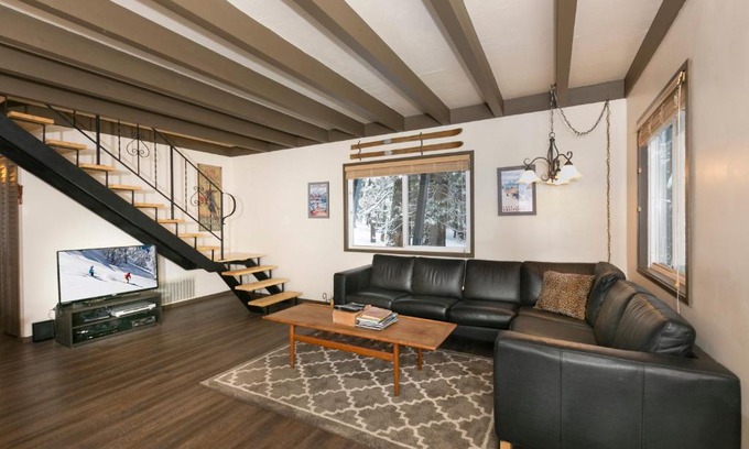 Tahoe City Casa | Pineland Chalet in Tahoe City - Classic Cabin Wood Fireplace Dog Friendly