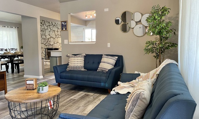 Redding Casa | Pineland Getaway, 4 Queen + 2 Twin ~ Central location