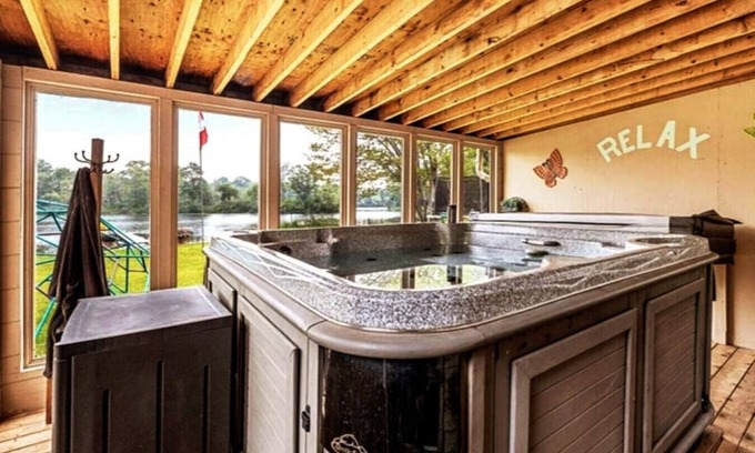 Norland Cabaña | Pines Bay Waterfront cottage with Hot tub!
