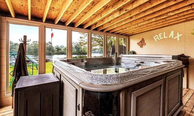 Norland Casa | Pines Bay Waterfront cottage with Hot tub!
