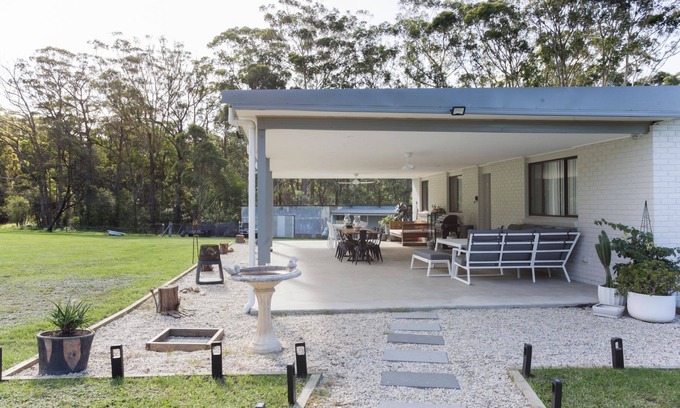 Woollamia Casa | Pines Escape is bright and spacious with a lovely homely feel