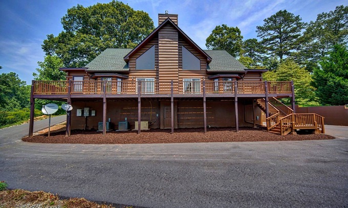 Hayesville Cabina | Pines Lodge - with a private pond & lake Views