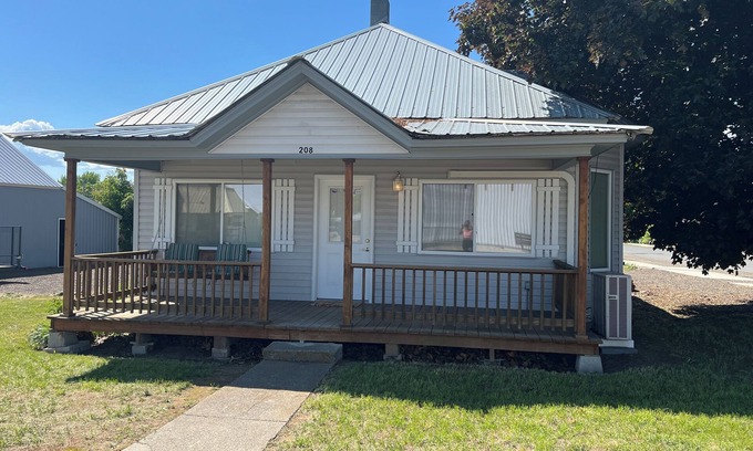 Baker County Casa | Pines River Retreat- Nice 2 bedroom house with AC in charming Richland