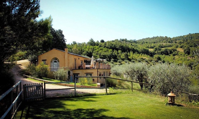 Montelaguardia Otro | Pineta, stunning apartment in a farmhouse 10 minutes driving from Perugia centre