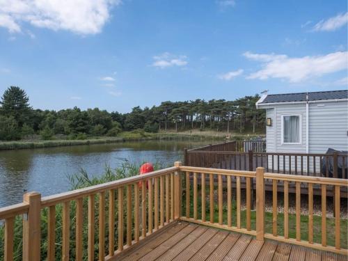 Wells-next-the-Sea Cabina | Pinewoods e-Lakeside Luxe - dog friendly