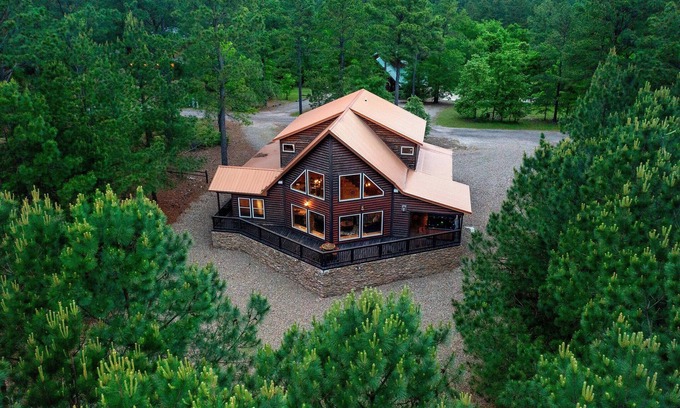 Hochatown Cabina | Piney Forest Retreat - Hot Tub, Firepit, Foosball, Arcade Table, Pool Table