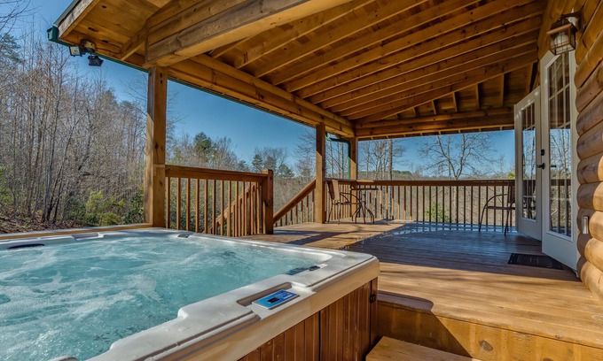 Rutherfordton Cabina | Piney Knob Lodge-15 Min a Lake Lure-30 Min A TIEC-Hot Tub--Stocked Pond Creek
