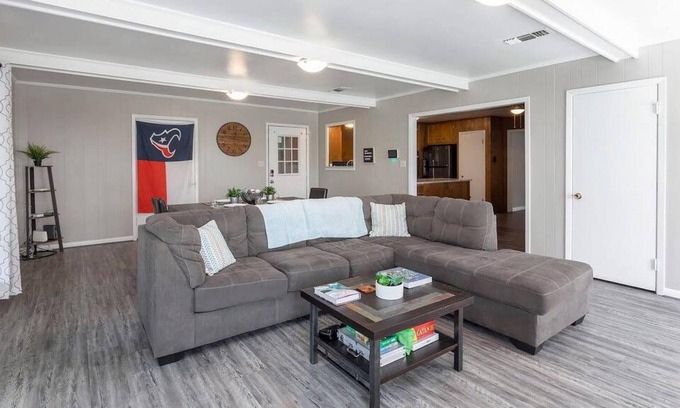 Huntsville Casa | Piney Woods No Service Fees Ping Pong Shsu
