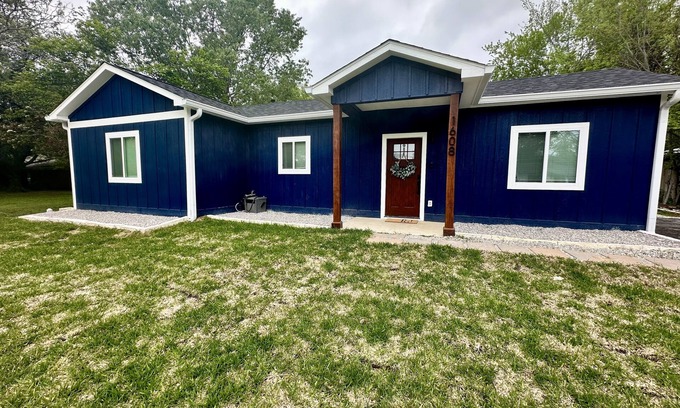 Lufkin Casa | Pineywoods Blue Cottage nestled in the heart of East Texas