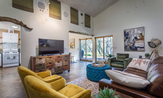 Three Rivers Casa | Ping pong, fire pit, record player, & more! Sleeps 8