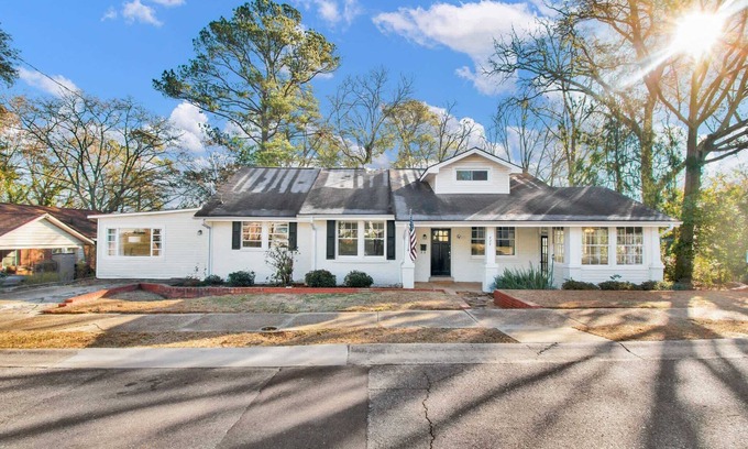 Terry Sanford Casa | Ping-Pong & Huge Yard! Central- Fayetteville Pearl
