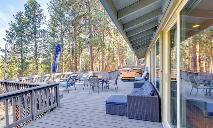 Deschutes River Woods Cabina | Ping-Pong & Private Hot Tub: Family Cabin in Bend!
