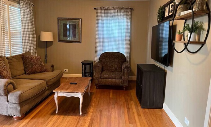 Oneonta Casa | Pink Door Charming 2-bedroom house with WiFi, AC in nice Oneonta, Close to Food