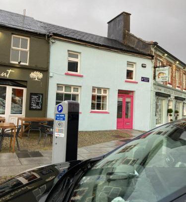 Clifden Casa | Pink door house in Clifden