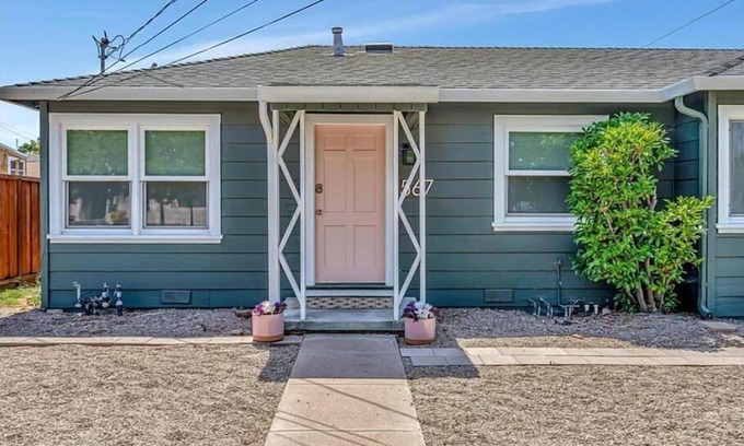 Livermore Casa | Pink Door, Livermore v2 - queen bed - private backyard - 0.5miles to downtown!