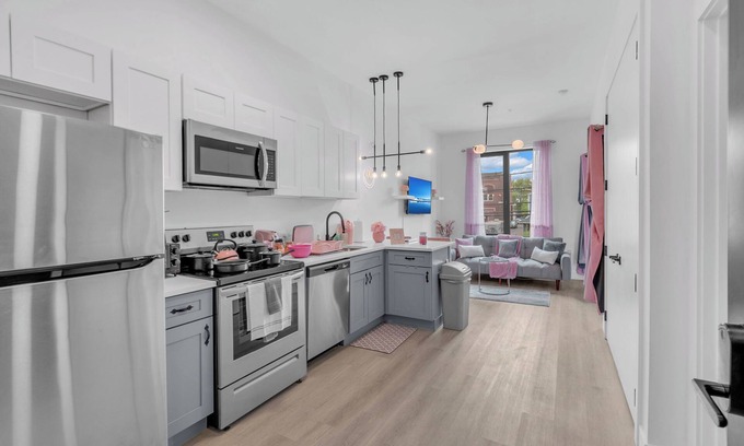 Elizabeth Apartamento | Pink Heaven Cozy Studio Apt. Near NYC/EWR with an Indoor Pool & Free Parking