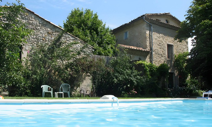 Sauzet Cama Y Desayuno | Pink Room with Pool and Garden