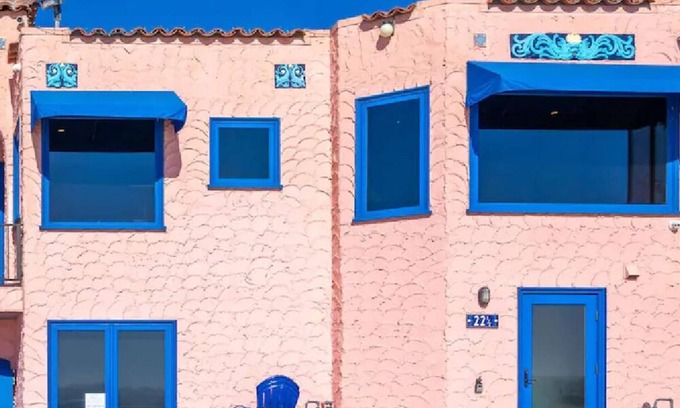 Capitola Apartamento | Pink Venetian (Upper Unit)
