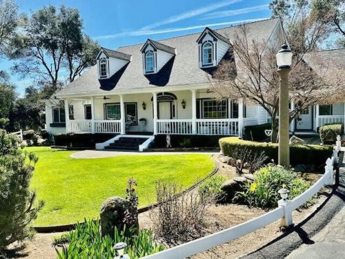 Ahwahnee Casa | Pinkies Place-Hot Tub-Sleeps 11-Pet Friendly