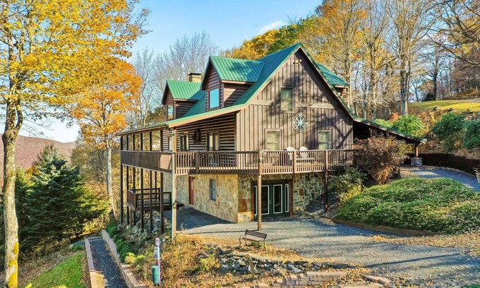 West Jefferson Cabina | Pinnacle Tree-4BR, Hot Tub, Game Room, VIEWS, AC, WIFI, Fire Pit, Pets OK