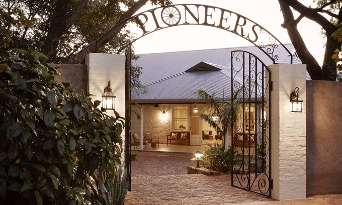 Victoria Falls Cabina | Pioneers Lodge
