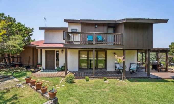 Pipe Creek Casa | Pipe Creek Escape w/ Screened-In Porch & Hot Tub!