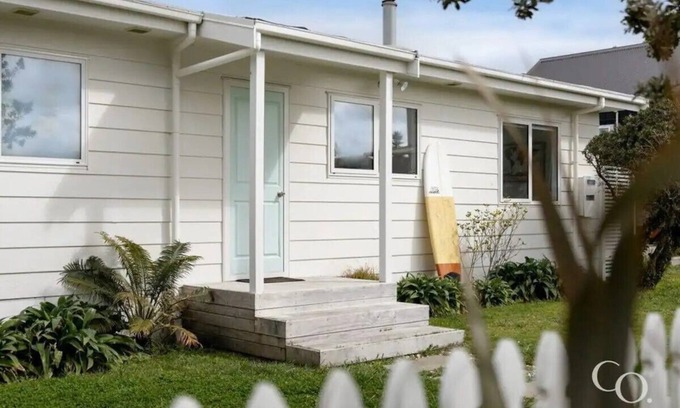Papamoa Beach Casa | Pipis' Beach House, Papamoa beach, 5 minute walk to the sea. Pet friendly.