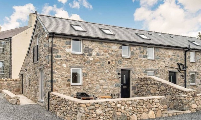 Dinas Cabaña | Pipistrelle Cottage a quirky gem on the Llech Y Dwr Estate near Snowdonia