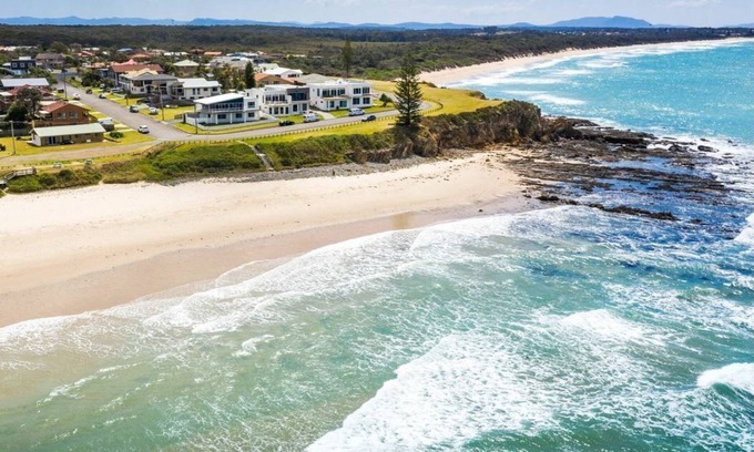Wallabi Point Casa | Pippies on the Beach Wallabi Pt. Beach over the road. Incl sheets & bath towels!