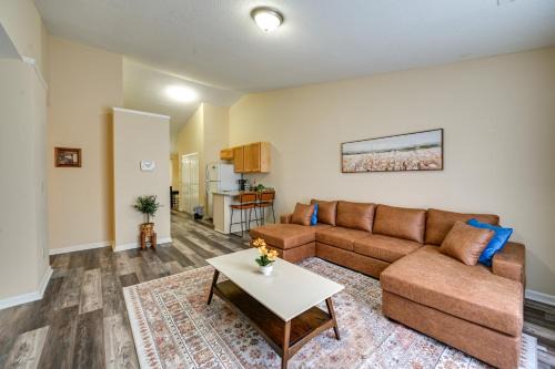Greenville Casa | Pirate Game Day Base Greenville Home Near Campus!