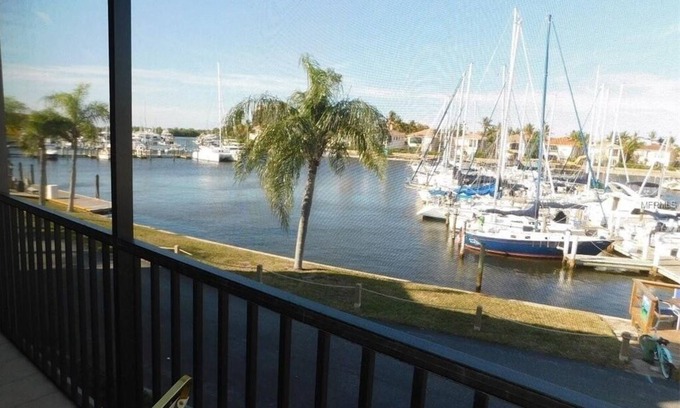 Burnt Store Marina Condominio | Pirate's Paradise: ¡no tiene que caminar por el tablón para disfrutar de esta gran vista del puerto!