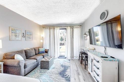 Fort Walton Beach Hotel | Pirates Bay B102