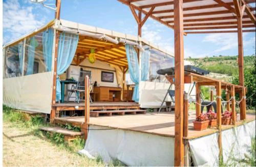 Topola Otro | Pirates Queen Caravan