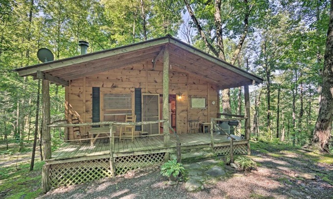 Barnardsville Casa | Pisgah Forest The Oak Cabin with Deck by Creek