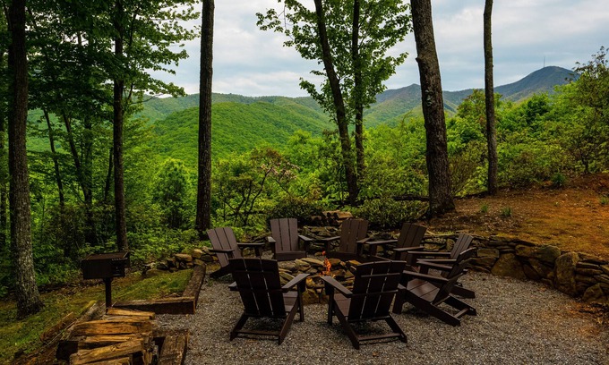 Candler Cabina | Pisgah Peaks, our mountain top oasis! Renovated Asheville area modern cabin!