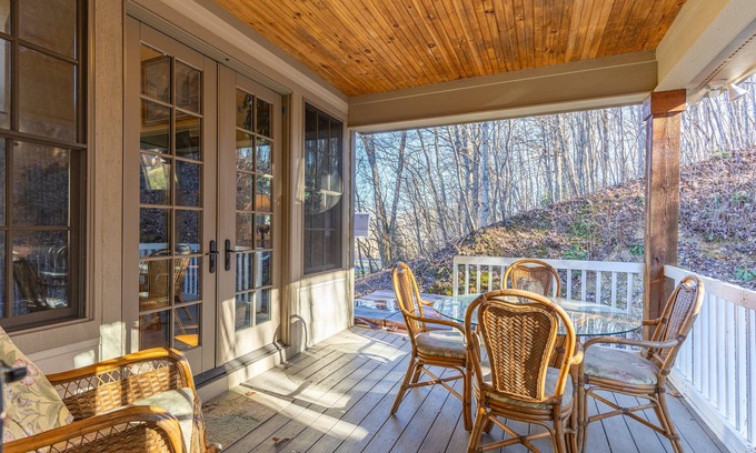 Altamont Casa | Pisgah Retreat at Linville Falls - Beautiful Pet Friendly Mountain Home with Hot Tub & Views