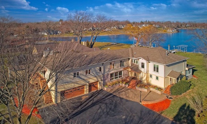 Johnsburg Casa | Pistakee Lake House Retreat on Chain O' Lakes