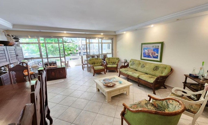 Pitangueiras Apartamento | Pitangueiras 3 quartos aconchegante , esquina com a praia e shopping