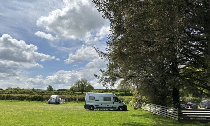 Fivelanes Alquiler De RV | Pitch 1 - The Rising Sun Campsite