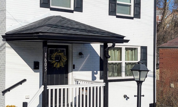Brookline Casa | Pittsburgh #GoadLife - Local Art - Family/Dog/Business Friendly - Patio BBQ