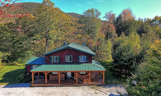 Pittsfield Casa | Hermosa casa en el encantador Pittsfield Vermont a solo unas millas de Killington. Disfrute de la maravillosa y relajante bañera de hidromasaje para calmar los músculos después de un día en las pistas.