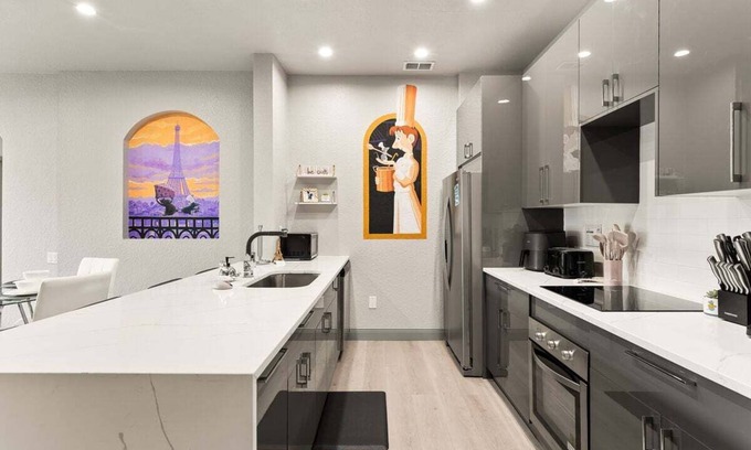 Windsor Hills Complejo | *Pixie Dust Penthouse* Totally Remodeled, Luxury 4th floor Condo