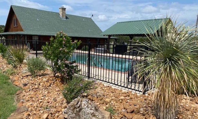 Graford Cabina | PK Lake Cabin is a relaxing retreat after a day at the lake