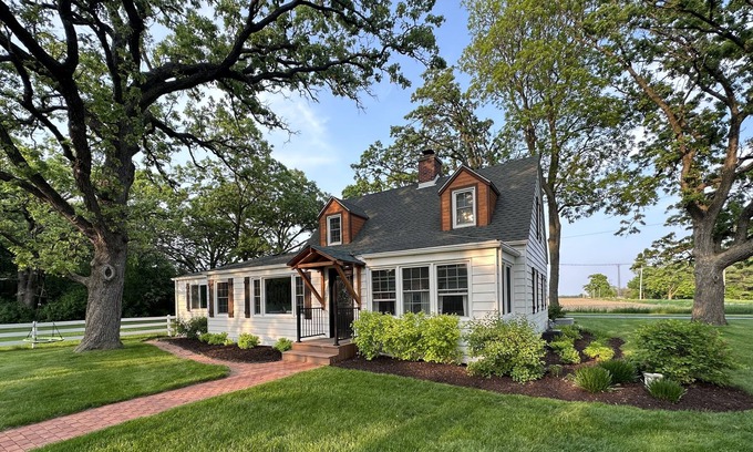 Lake Geneva Cabaña | Plan your Fall Getaway, Cozy Farmhouse/short drive to Lake Geneva