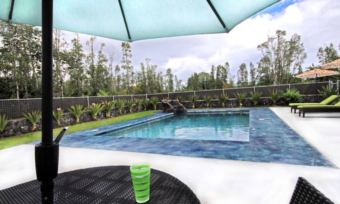 Keaau Casa | Casa estilo plantación en 2 acres con piscina