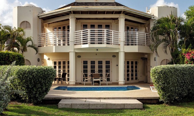 Lowlands Villa | Plantation Villa Cluster, vista al mar, piscina y terraza |