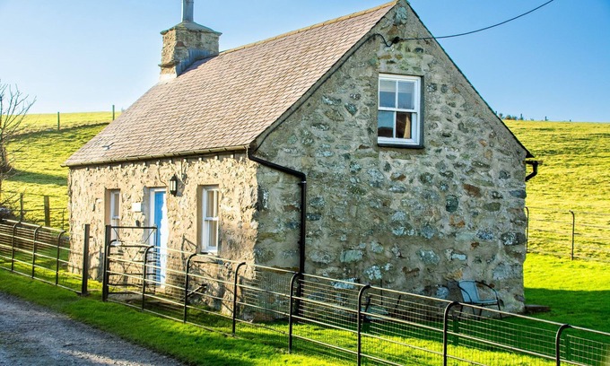 Rhoscolyn Cabaña | Plas Bach - sleeps 2 guests in 1 bedroom