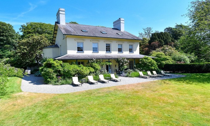 Efailnewydd Cabaña | Plas Bodegroes - a dog that sleeps 22 guests in 11 bedrooms