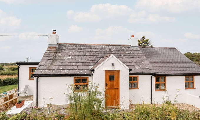Rhoscolyn Cabaña | PLAS COCH RHOSCOLYN, pet friendly, with open fire in Rhoscolyn