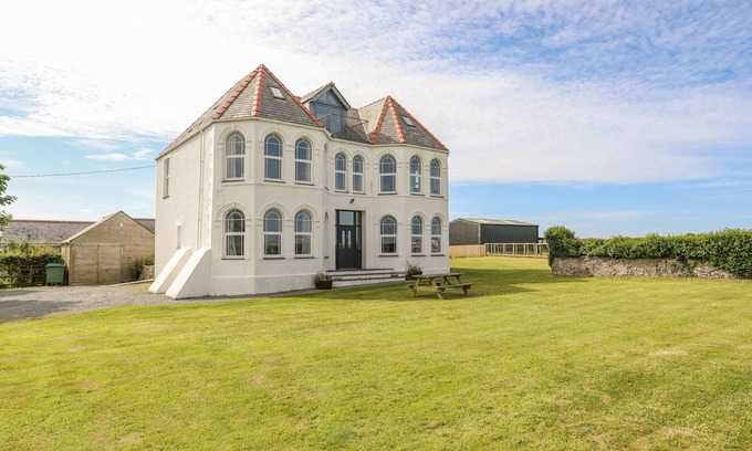 Llanfaelog Cabaña | PLAS NEWYDD, pet friendly, with a garden in Rhosneigr